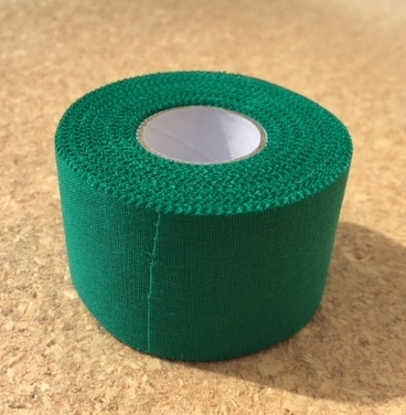 Esparadrapo adhesivo verde.